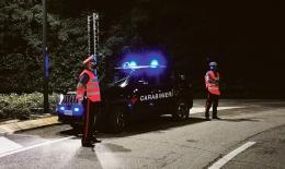 Auto non si ferma all’alt e si schianta contro un ristorante