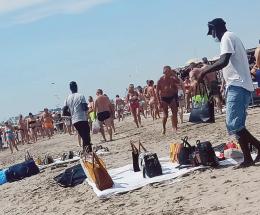 Ambulanti abusivi, la spiaggia è invasa