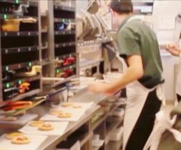 Lavoratrice priva di sensi per il caldo nel fast food
