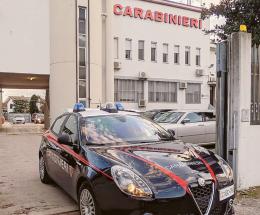 Un folle perseguita gli studenti