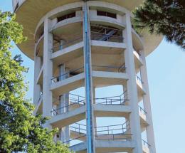 Si stacca una copertura dalla torre piezometrica