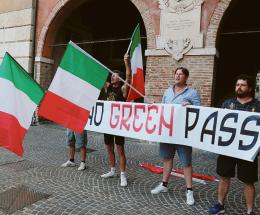 In 150 No pass gridano “libertà”