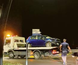 Distrugge l’auto sulla nuova rotatoria
