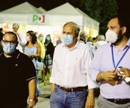 Crisanti: “Non se ne esce solo con i vaccini”