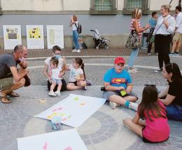I bimbi illustrano il futuro della piazza