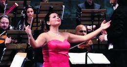 Tre donne sul palco del Serafin