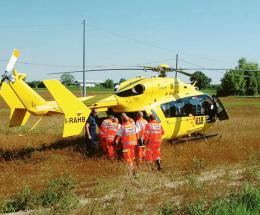 Auto nel canale, salvata da due eroi