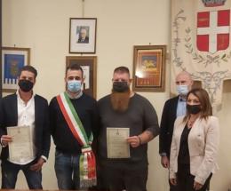 Si lanciano nel canale e le salvano la vita estraendola dall'auto