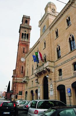 Il provvedimento: il municipio riapre le sue porte