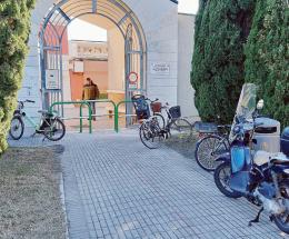 Stop alle bici dentro il cimitero