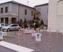 Venticinque croci sul sagrato della chiesa per ricordare le nostre vittime della strada