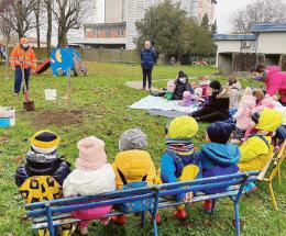 I bimbi hanno piantato un melo