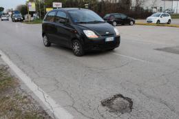 Buche killer, il Comune fa sette “danni” al mese