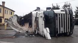 Camion si ribalta, traffico in tilt sulla Romea