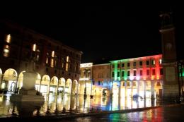Si spengono le luci, sorride l'ambiente