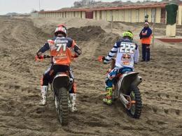 Ruote artigliate in pista sulla spiaggia del litorale