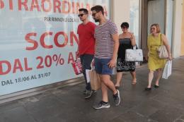 Scattano i saldi estivi, notte bianca a Rovigo