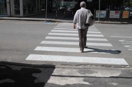 Investita sulle strisce pedonali, paura in centro