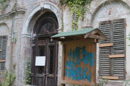 "Caccia al matto" per bimbi all'ex psichiatrico. E scoppia la polemica
