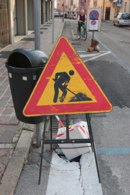 "Le ditte coprono i tombini con il catrame e se ne vanno. Che succede se piove?"