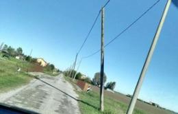 Palo del telefono divelto, i cittadini protestano