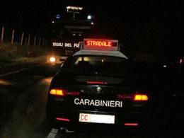 Terribile uscita di strada, sbalzato fuori dall'auto è in fin di vita