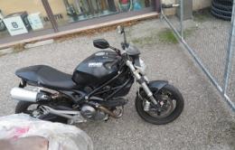 Tremendo schianto, motociclista in fin di vita