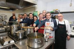 Sindaco e politici camerieri benefici