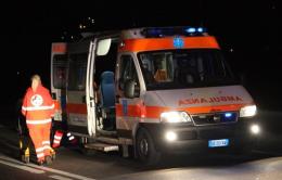 Auto si schianta contro un muretto e finisce nel canale, ferito il conducente