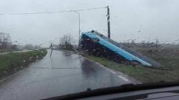 Pullman esce di strada e finisce nel fosso, che paura