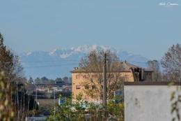 Panorami basso padani: le montagne innevate sembrano ad un passo