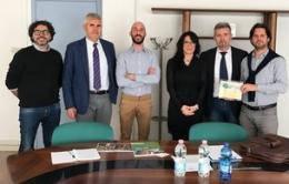 Raccolti 650mila chili di abiti usati: Ecoambiente premiata