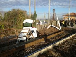 Che incubo: auto si ferma sulle rotaie mentre arriva il treno