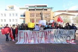 Studenti in piazza per chiedere più fondi per l'istruzione