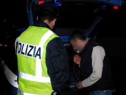 Ubriaco da coma etilico e senza patente: si schianta, poi aggredisce gli agenti