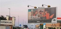 Scivola una lastra, e lo slogan diventa "hot"