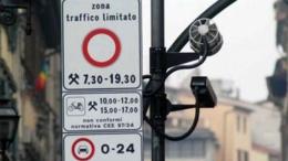 Il computer dei vigili non sa leggere, e lui viene sommerso dalle multe