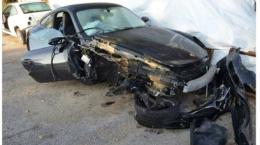 Con la sua Porsche combina un disastro, poi scappa lasciando i documenti