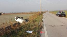 Auto vola fuori strada e si ribalta nel fosso