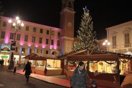 Le Strenne in piazza partono subito forte