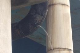 Si è rotta la tubatura sotto il ponte della Romea