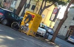 Si tuffa nel cassonetto dei vestiti usati, e la foto diventa virale
