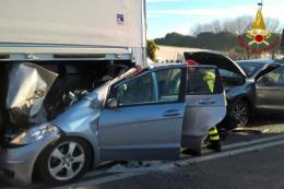 Quando si dice... vivi per miracolo: due auto stritolate fra due tir
