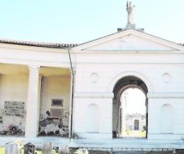 Poche tombe, necessario l'ampliamento del cimitero