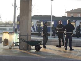 Si getta sotto il treno davanti alla mamma