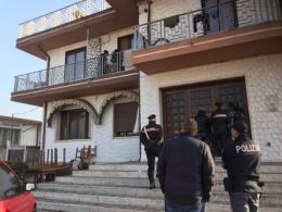 Sessanta profughi asserragliati in un vecchio albergo