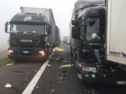 Tamponamento a catena in A13: coinvolti due tir e 5 auto