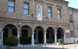 Polizia locale tema caldo in aula