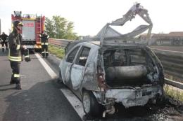 Prende fuoco un'auto e il traffico va in tilt