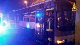 Autista perde il controllo del bus che finisce contro una casa